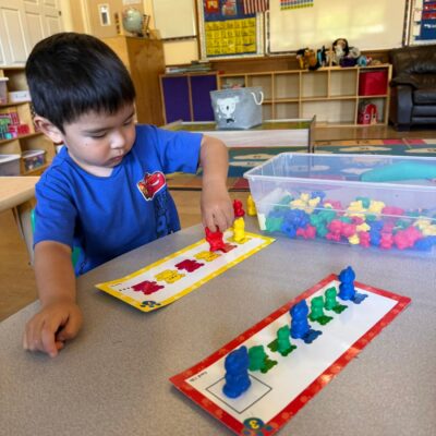 A child matching number peg boards